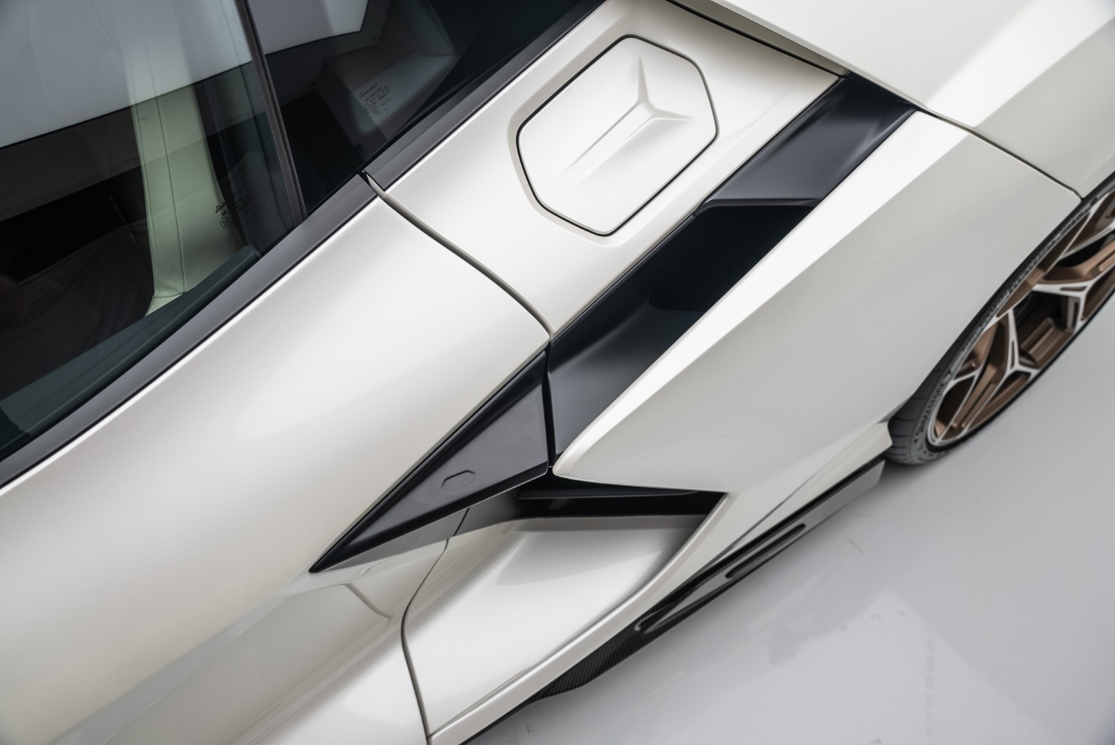 2024 LAMBORGHINI REVUELTO. FULL CARBON FIBER. STUNNING SPEC. MAIN DEALER WARRANTY AND SERVICE.